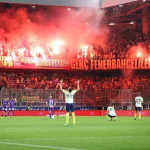 Fenerbahce-Fans zünden beim Auswärtsspiel in Wien Pyros
