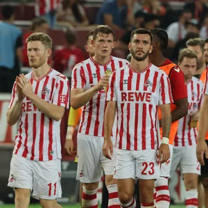 Enttäuschte Spieler des 1.FC Köln nach Abpfiff