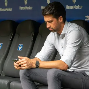 Auf HSV-Sportvorstand Jonas Boldt wartet im Transfer-Endspurt noch viel Telefon-Arbeit.