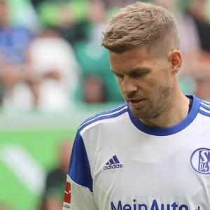 Simon Terodde ist nach seinem doppelten Elfmeter-Pech gegen Wolfsburg enttäuscht.