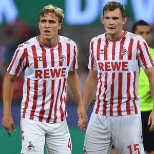 Die Kölner Timo Hübers (l.) und Luca Kilian haben sich für die Conference League qualifiziert.