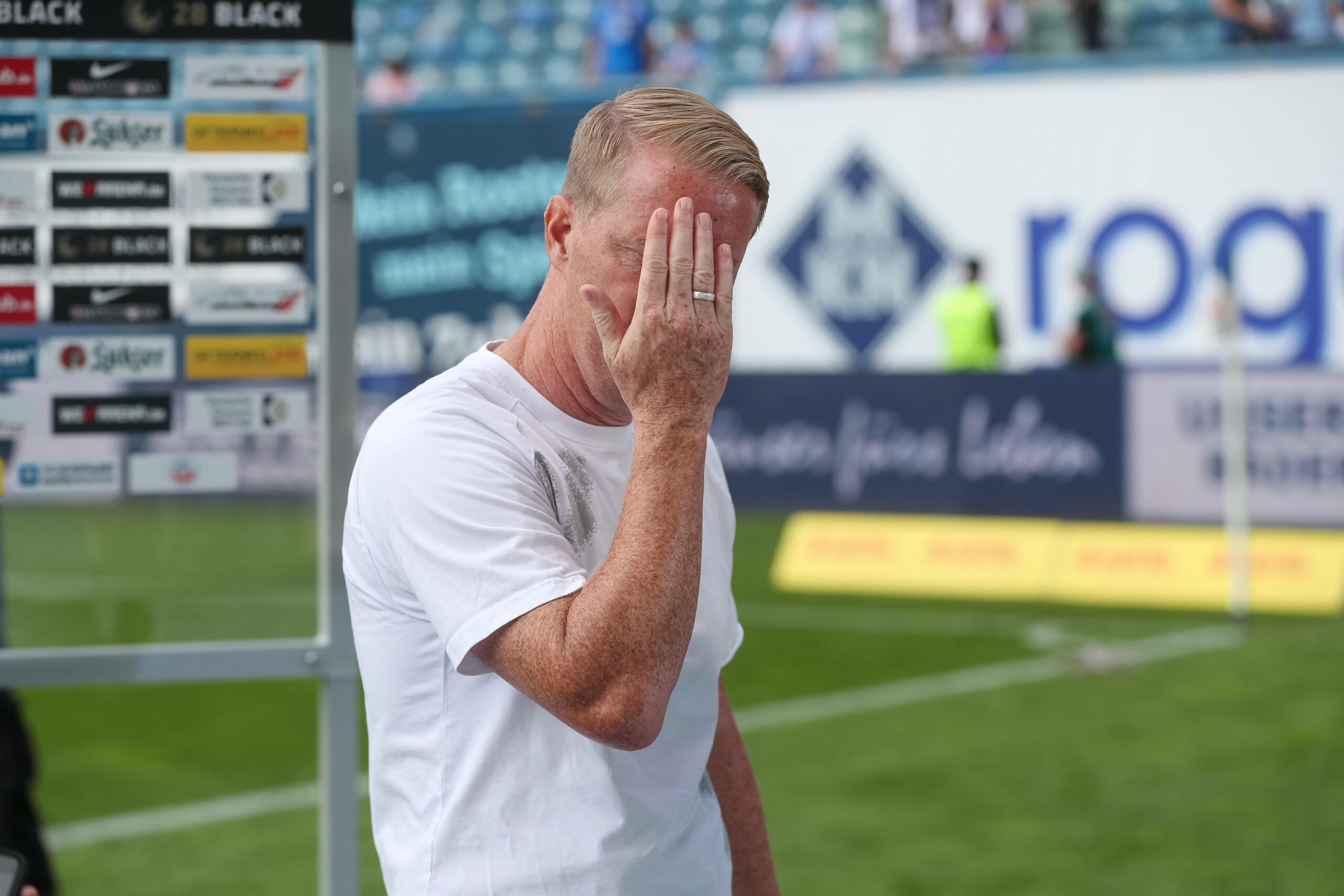 St.Pauli Coach Timo Schultz gibt sich nach der 0:2 Pleite in Rostock enttäuscht.