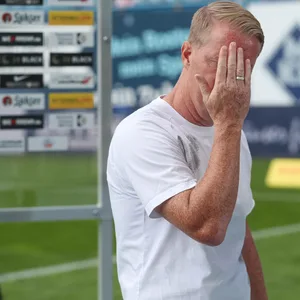 St.Pauli Coach Timo Schultz gibt sich nach der 0:2 Pleite in Rostock enttäuscht.