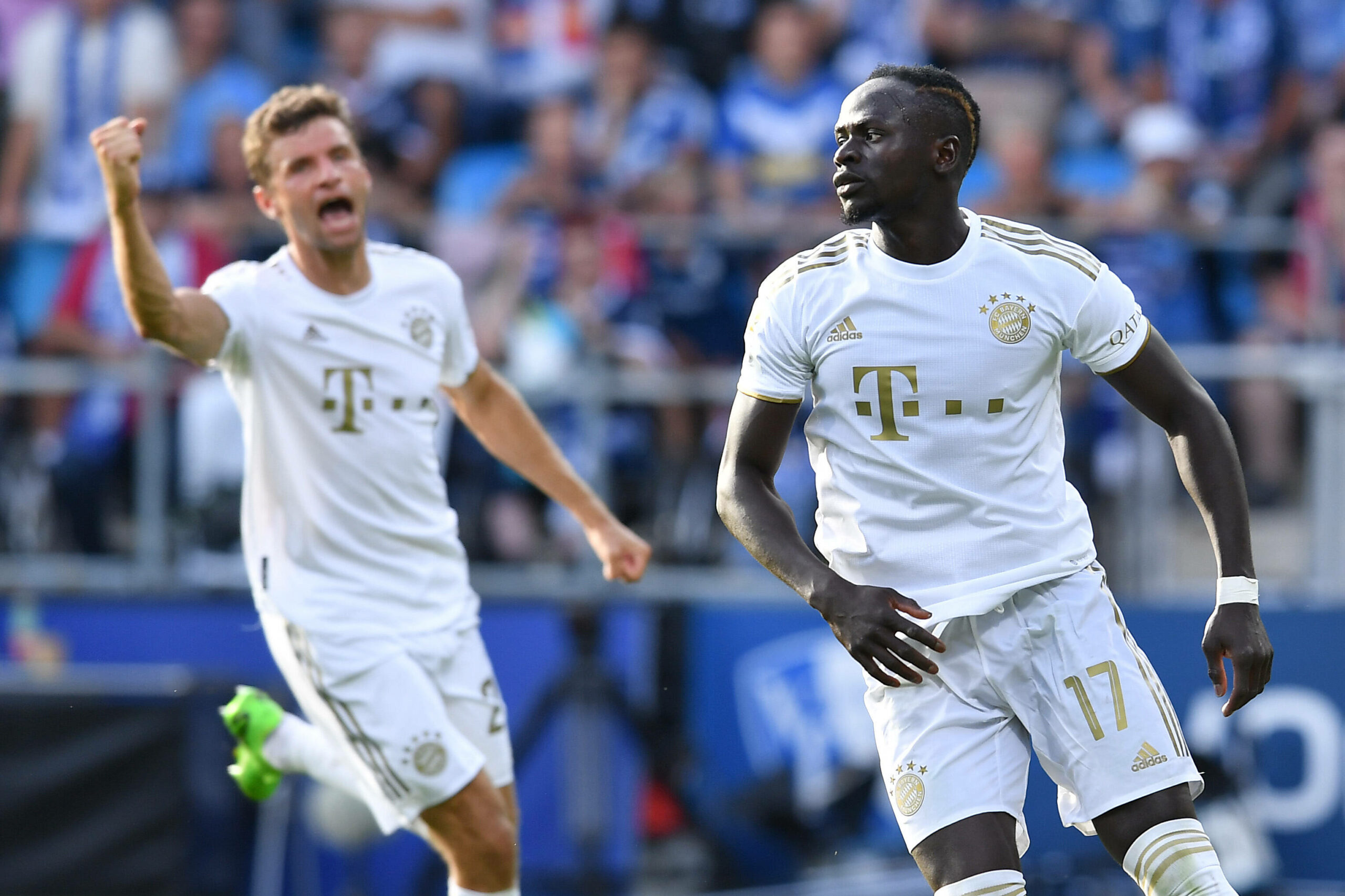 Münchner Jubel: Thomas Müller (l.) bejubelt Sadio Manés Treffer zum 4:0.