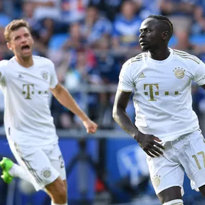 Münchner Jubel: Thomas Müller (l.) bejubelt Sadio Manés Treffer zum 4:0.
