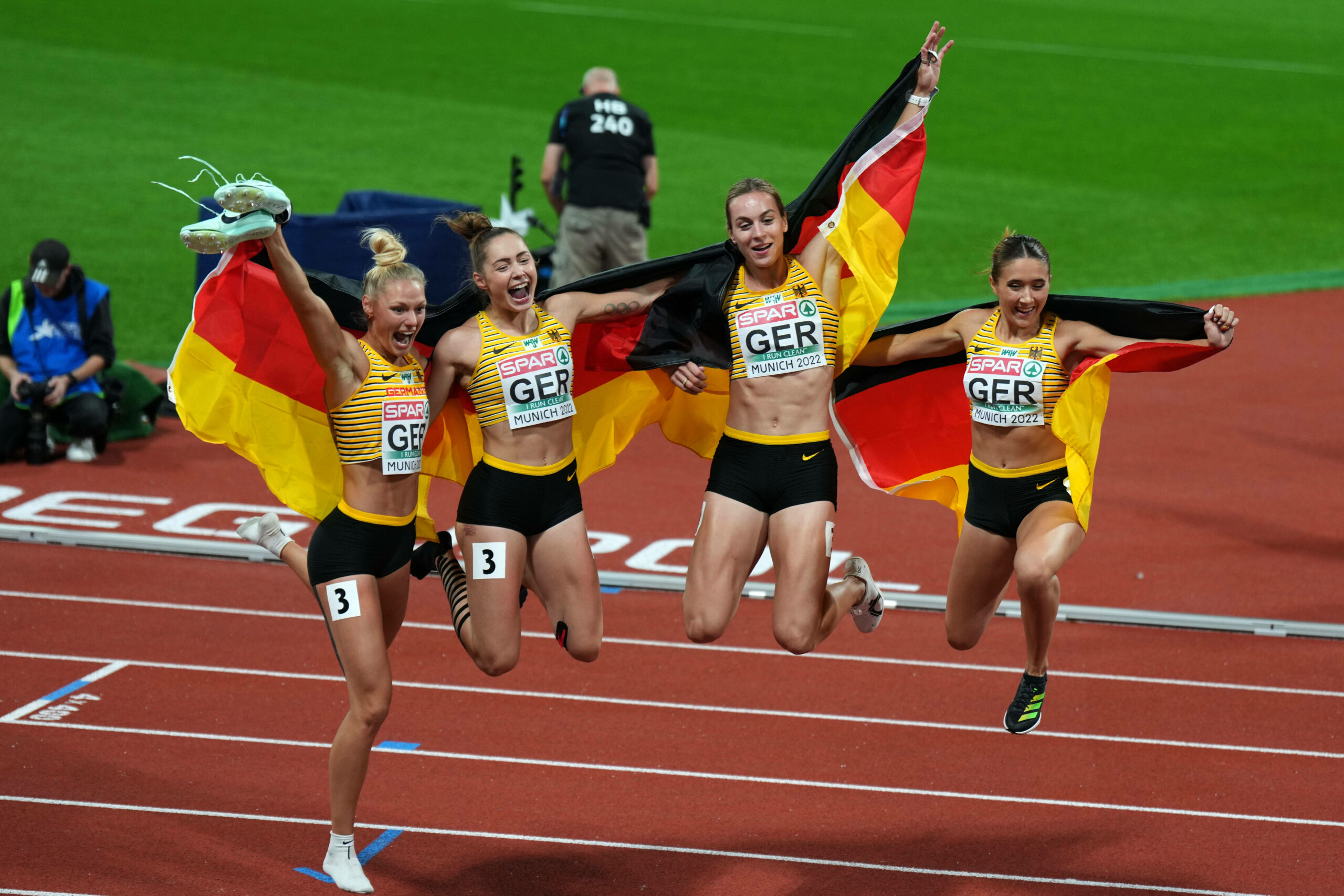 Gina Lückenkemper (2. von l.) hat mit der deutschen Staffel zum Abschluss Gold im 4x100 Meter geholt.