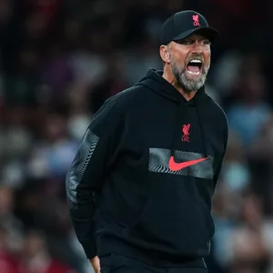 Jürgen Klopp muss ansehen, wie seine Mannschaft gegen Manchester United unter Erik Ten Haag (r.) die erste Saisonniederlage einstecken muss.