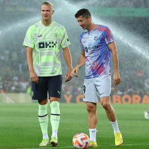 Gerade erst weg, bald wieder da. Robert Lewandowski (r.) und Erling Haaland kehren mit ihren Vereinen in der Champions League nach Deutschland zurück.