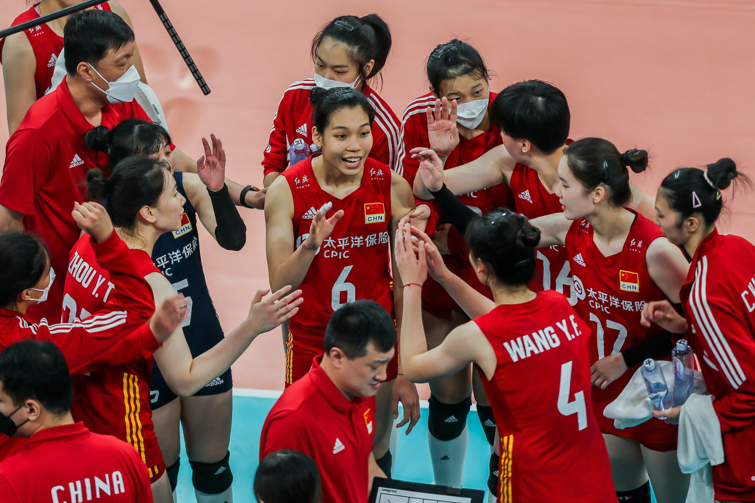 Die chinesischen Volleyballfrauen beim Timeout