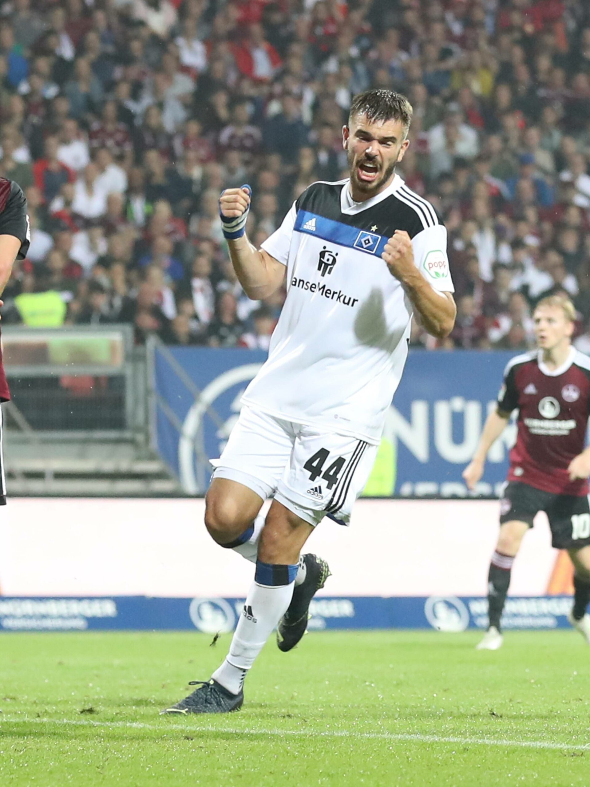 Große Freude: Mario Vuskovic jubelt nach seinem Treffer zum 1:0 für den HSV in Nürnberg.