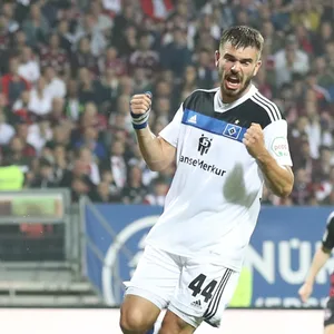 Große Freude: Mario Vuskovic jubelt nach seinem Treffer zum 1:0 für den HSV in Nürnberg.