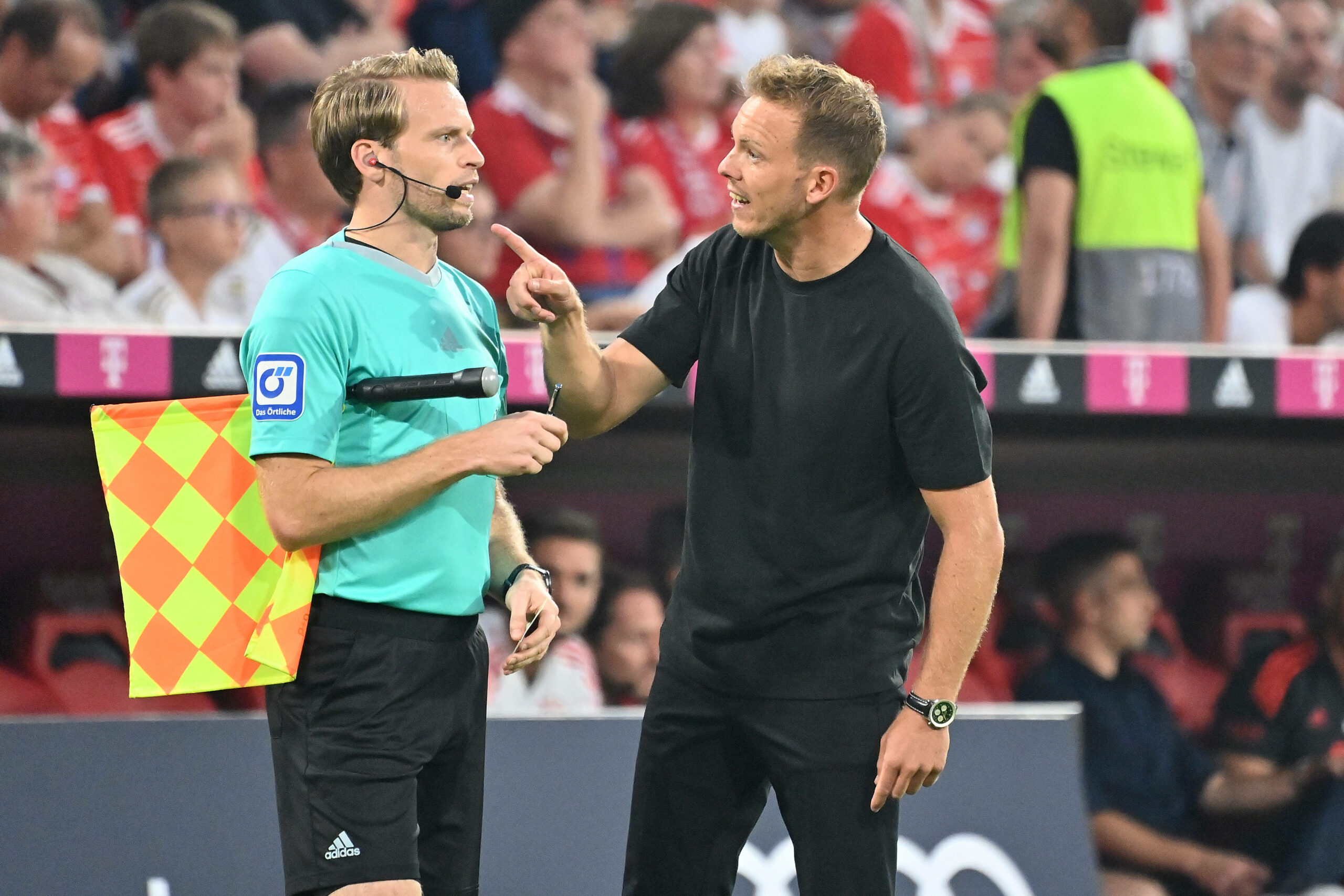 Bayern-Trainer Julian Nagelsmann mit Schiedsrichter