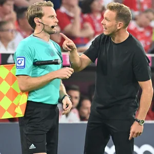 Bayern-Trainer Julian Nagelsmann mit Schiedsrichter