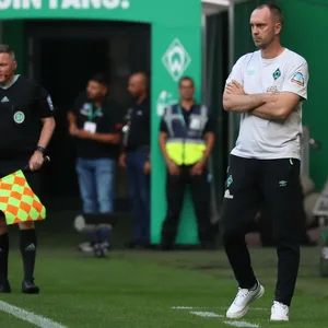Werder-Trainer Ole Werner mit grimmigem Gesichtsausdruck am Seitenrand.