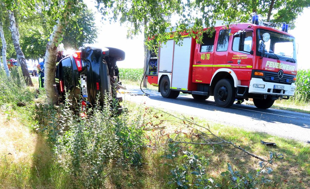 Der Mitsubishi-Fahrer wurde aus dem Fahrzeug geholt.