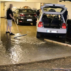 Nach starken Regenschauern stand eine Tiefgarage in Salzhausen am Montag unter Wasser.