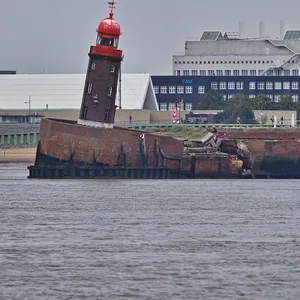 Der schief stehende Moleturm in Bremerhaven droht einzustürzen.