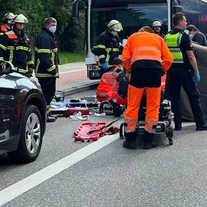 Rettungskräfte am Unfallort an der Winsener Straße in Hamburg.