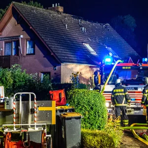 Im Norden wurde eine vierköpfige Familie aus einem Haus gerettet.