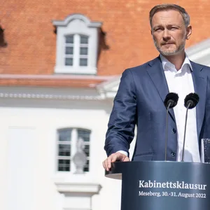 Bundeswirtschaftsminister Christian Lindner (FDP) nach der Ampeltagung auf Schloss Meseberg.