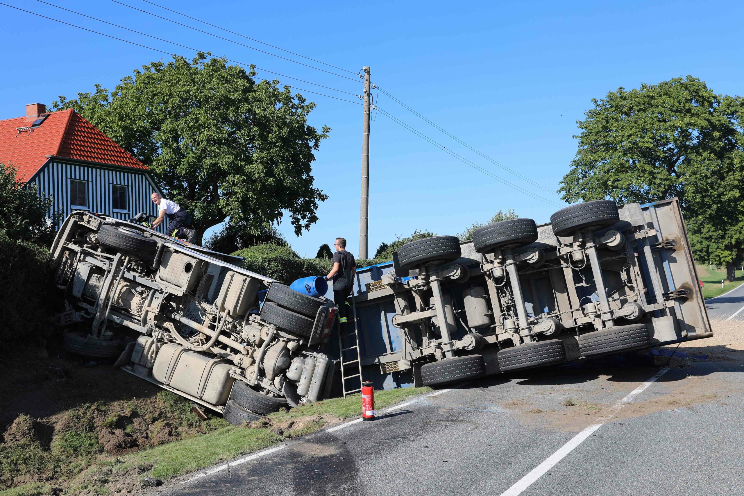 In Laage (Landkreis Rostock) ist ein Lkw auf die Seite gekippt.