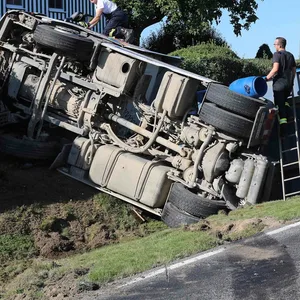 In Laage (Landkreis Rostock) ist ein Lkw auf die Seite gekippt.
