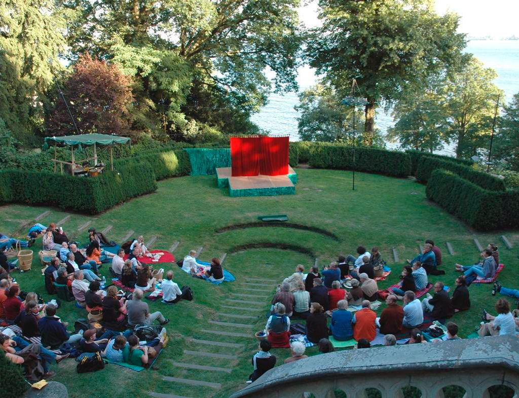 Theateraufführung im Römischen Garten in Blankenese.