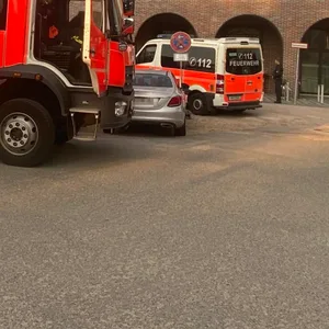 Zahlreiche Einsatzfahrzeuge parkten vor dem Kiosk in Hamburg-Winterhude.