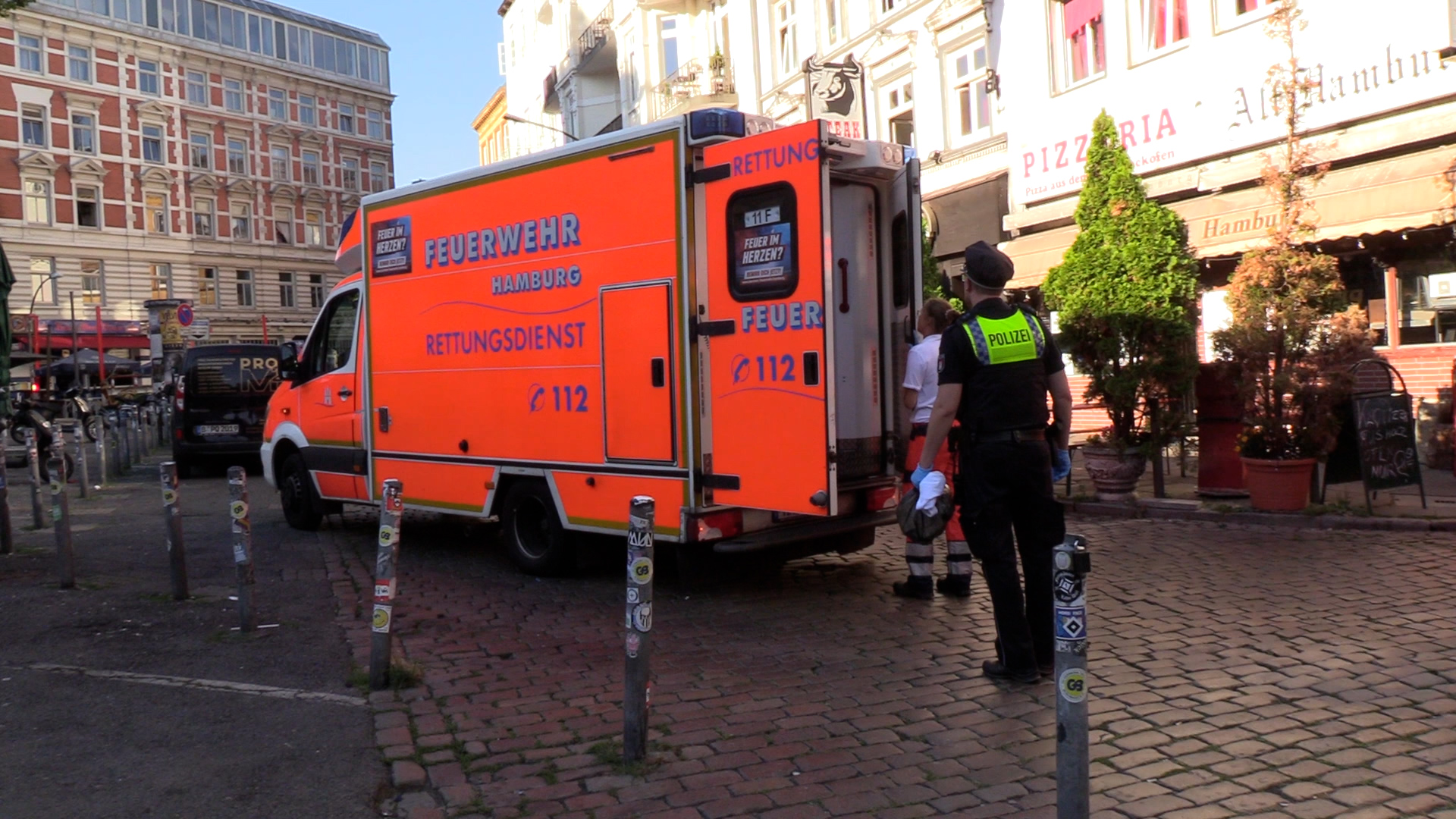 Ein Rettungswagen am Einsatzort in Hamburg-St.Pauli. Zwei Männer erlitten Schnittwunden.