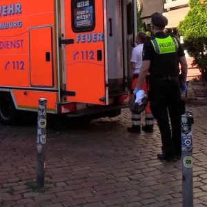 Ein Rettungswagen am Einsatzort in Hamburg-St.Pauli. Zwei Männer erlitten Schnittwunden.