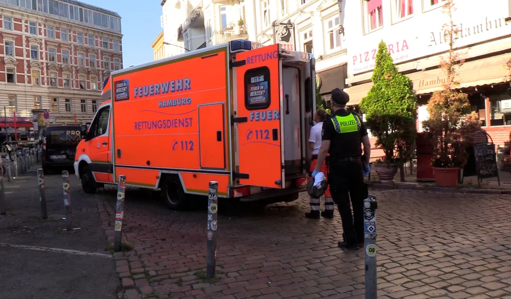 Ein Rettungswagen am Einsatzort in Hamburg-St.Pauli. Zwei Männer erlitten Schnittwunden.