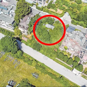 Die Straße In de Bost aus der Vogelperspektive. Im Kreis das überwucherte Grundstück Nr. 25