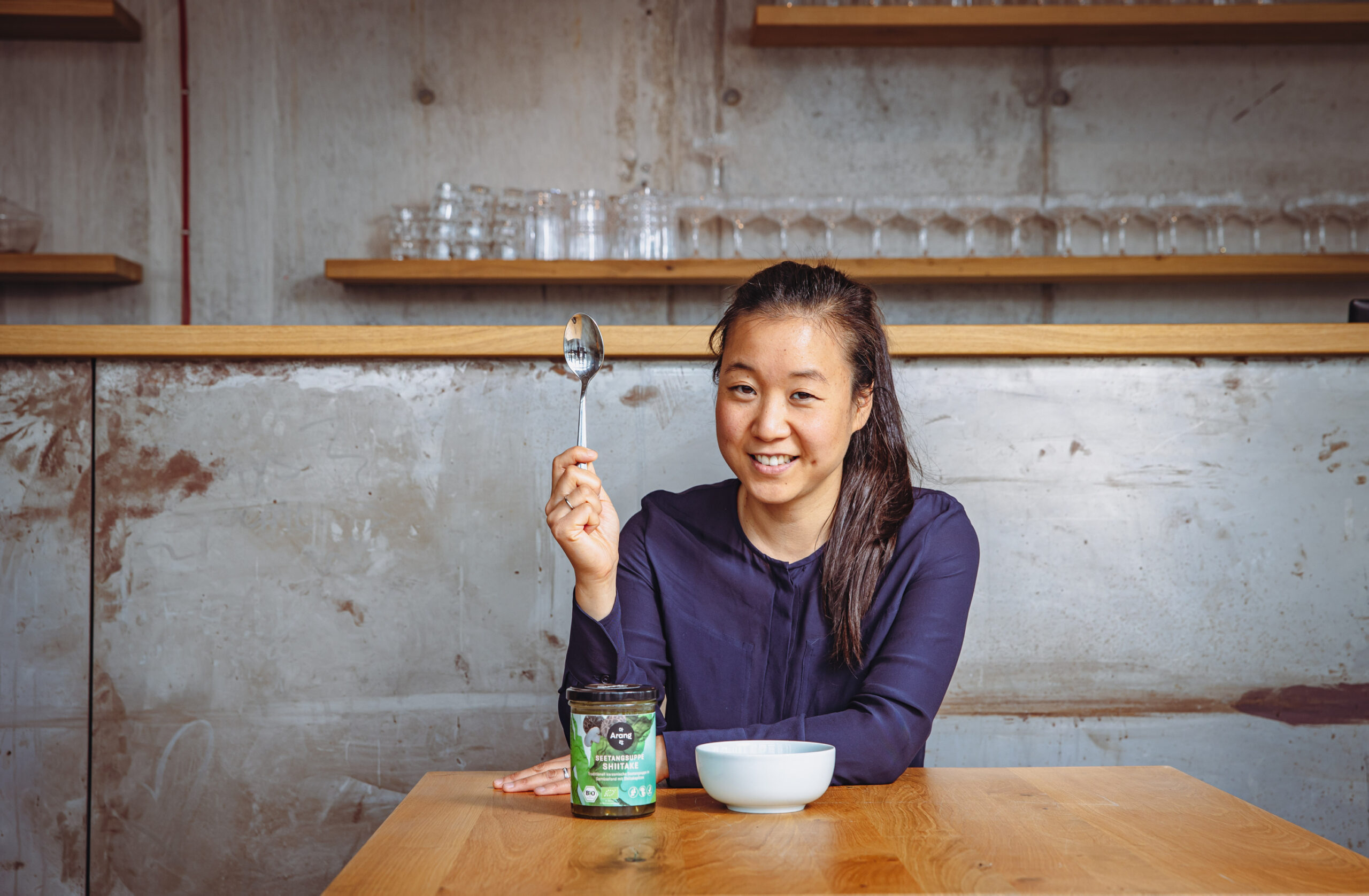 Sung-Hee Kim hat eine koreanische Seetsng-Suppe im Glas im Angebot
