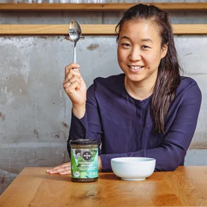 Sung-Hee Kim hat eine koreanische Seetsng-Suppe im Glas im Angebot