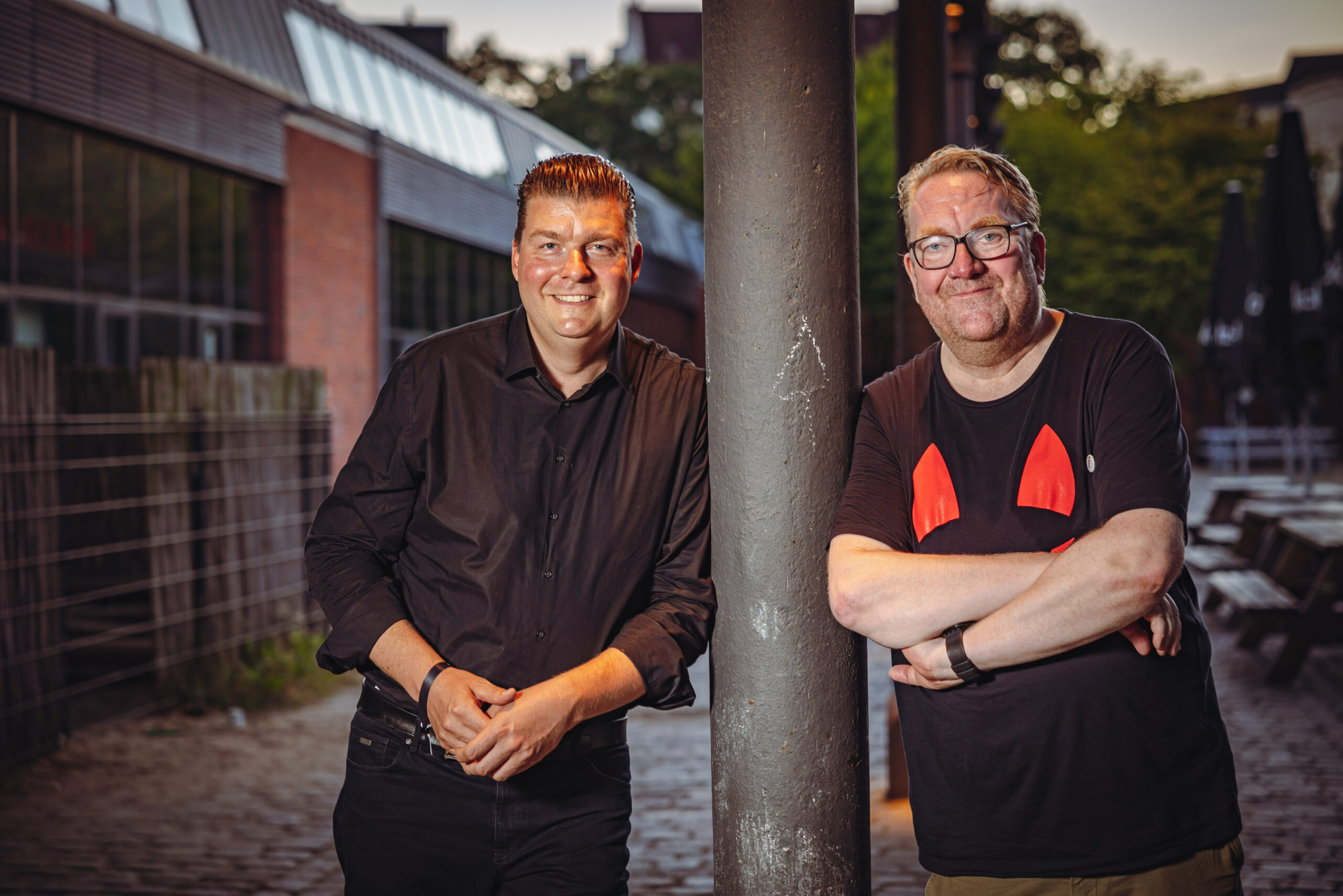 Finanzsenator Andreas Dressel (SPD) (l) mit N Klub Gründer Lars Meier (r).