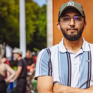 Ayoub Modni vor dem Uni-Hauptgebäude