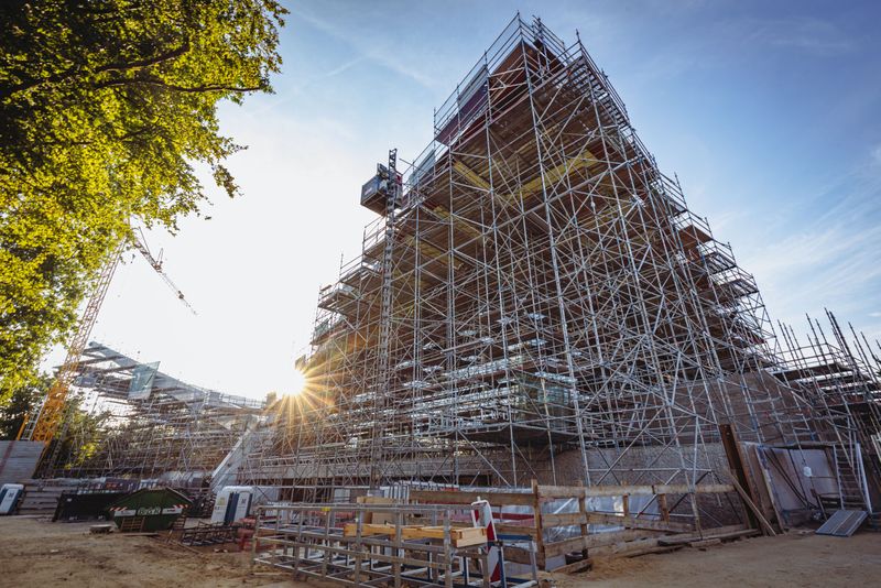 Die Alster-Schwimmhalle in Hohenfelde wird kernsaniert. Derzeit ist alles noch von Gerüsten umgeben.