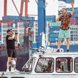 König Boris, Dokter Renz und Björn Beton (v. l. n. r.) spielten am Freitag Gratis-Konzerte auf der Elbe.