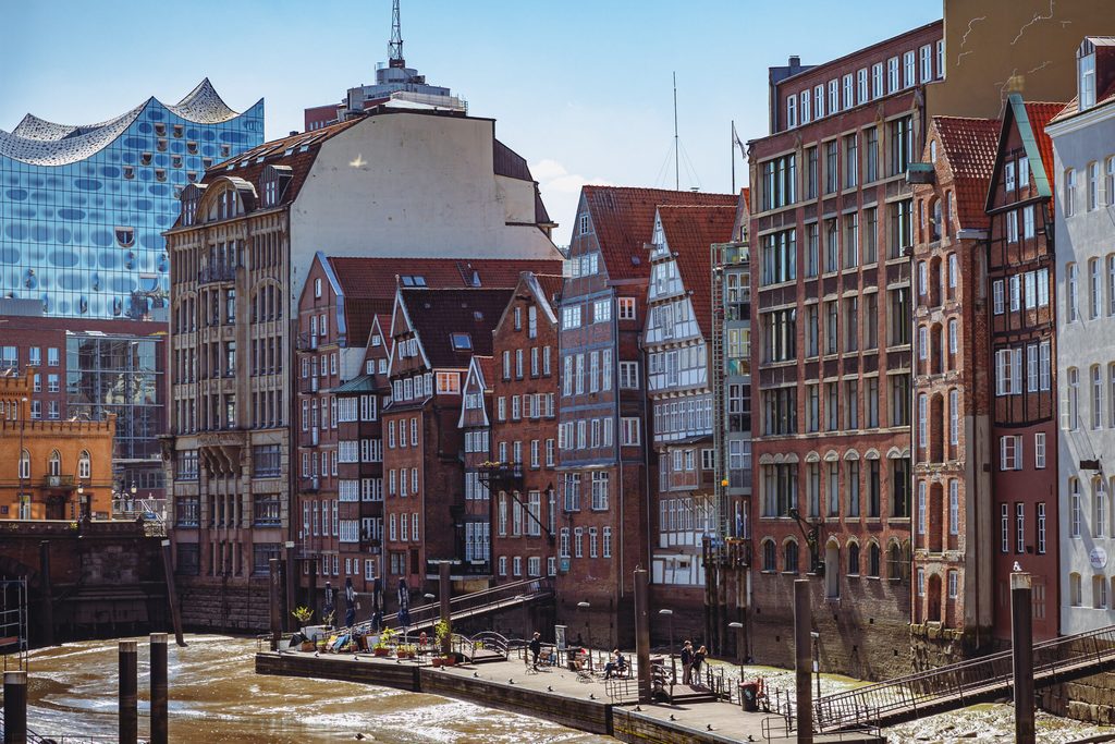 Deichstraße mit Blick auf die Elbphilharmonie