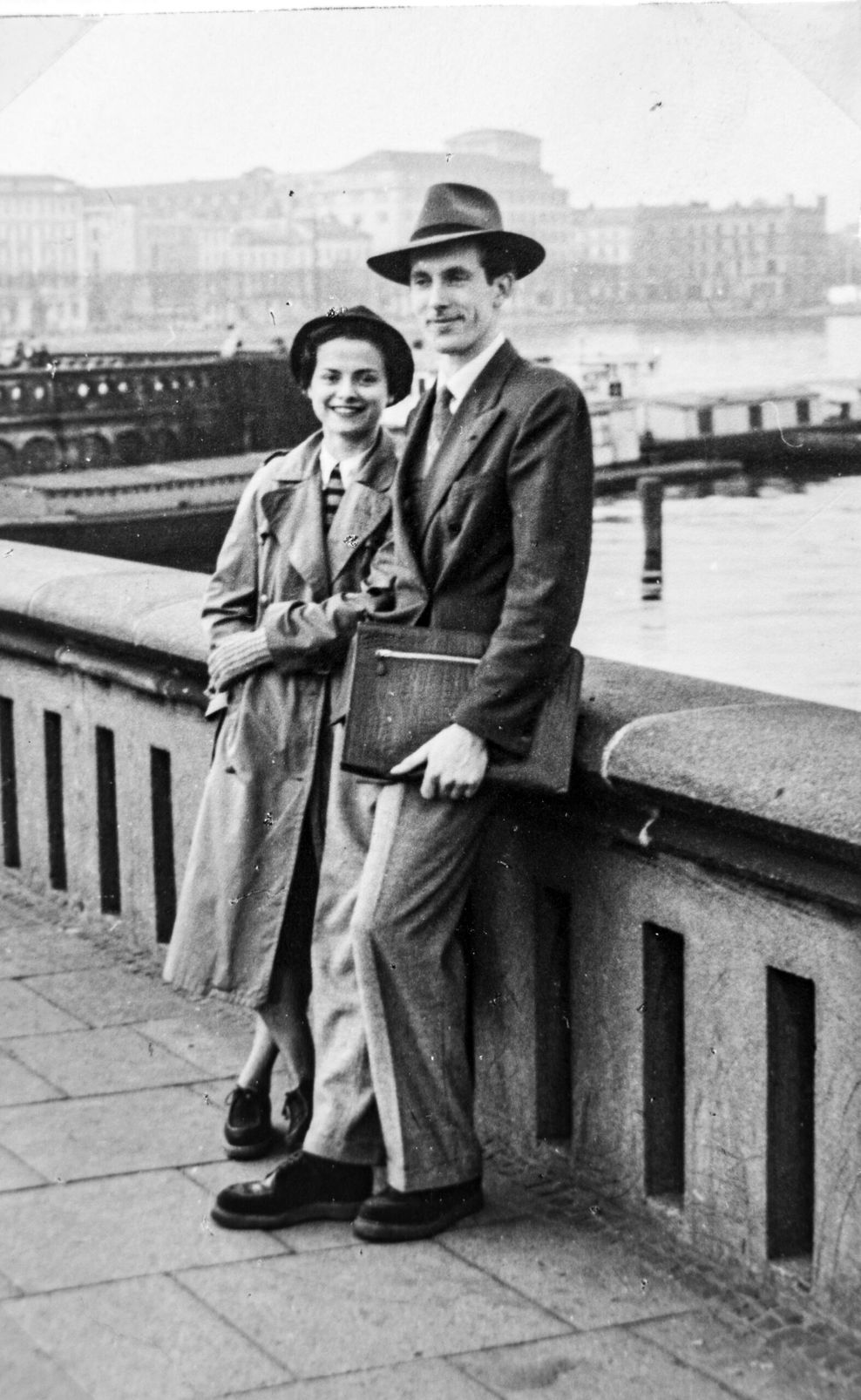 Frisch verheiratet steht das Ehepaar Rompa 1951 auf der Reesendammbrücke an der Binnenalster.