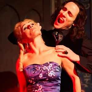 Dracula macht sich bereit, einer Frau in den Hals zu beißen