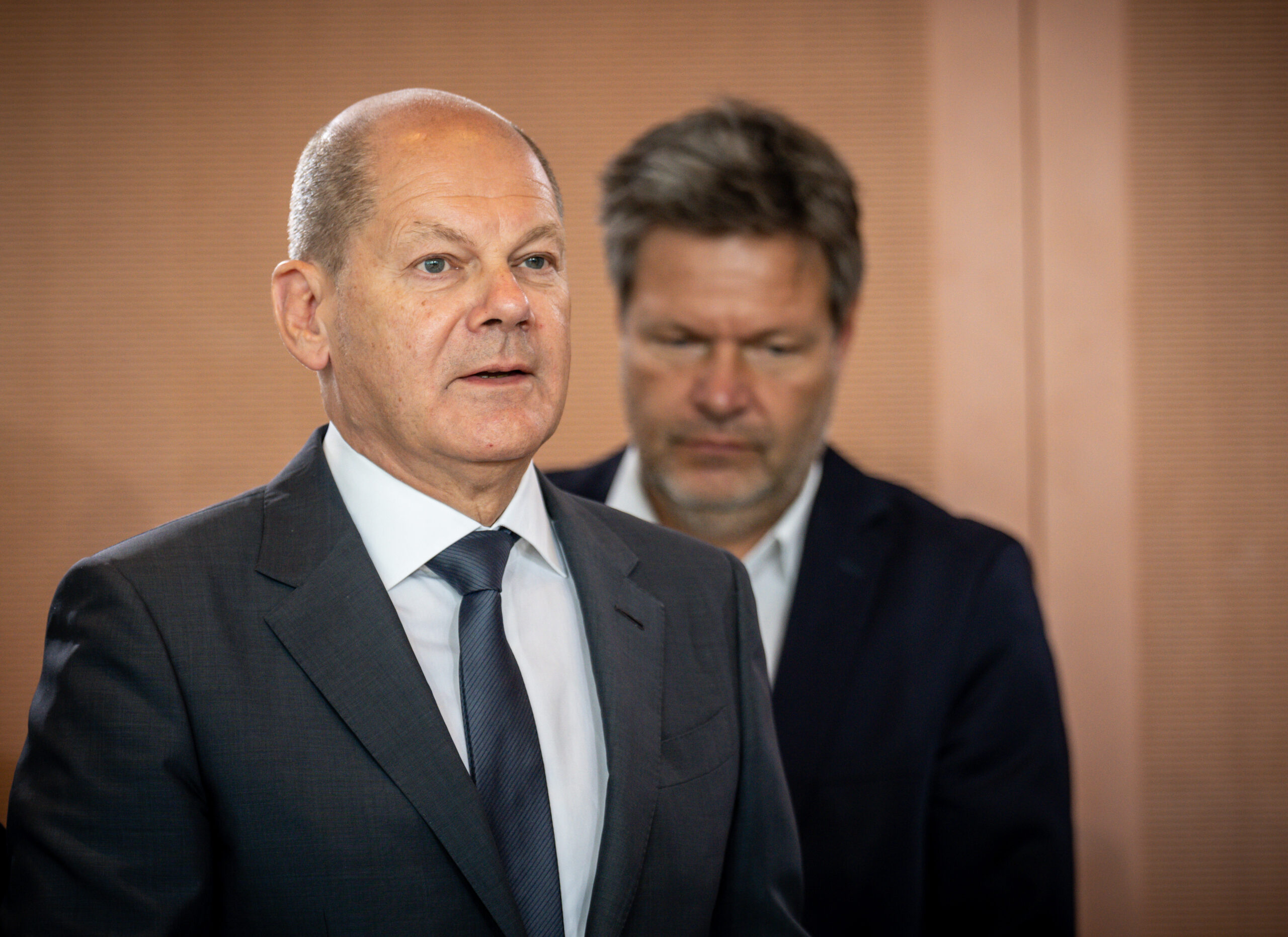 Kanzler Olaf Scholz (SPD, r.) und Wirtschaftsminister Robert Habeck (Grüne) versprechen ein weiteres Entlastungspaket – kommen dabei aber nicht wirklich voran.