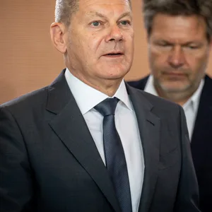 Kanzler Olaf Scholz (SPD, r.) und Wirtschaftsminister Robert Habeck (Grüne) versprechen ein weiteres Entlastungspaket – kommen dabei aber nicht wirklich voran.