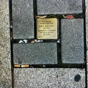 Stolperstein mit Hakenkreuz-Rahmen