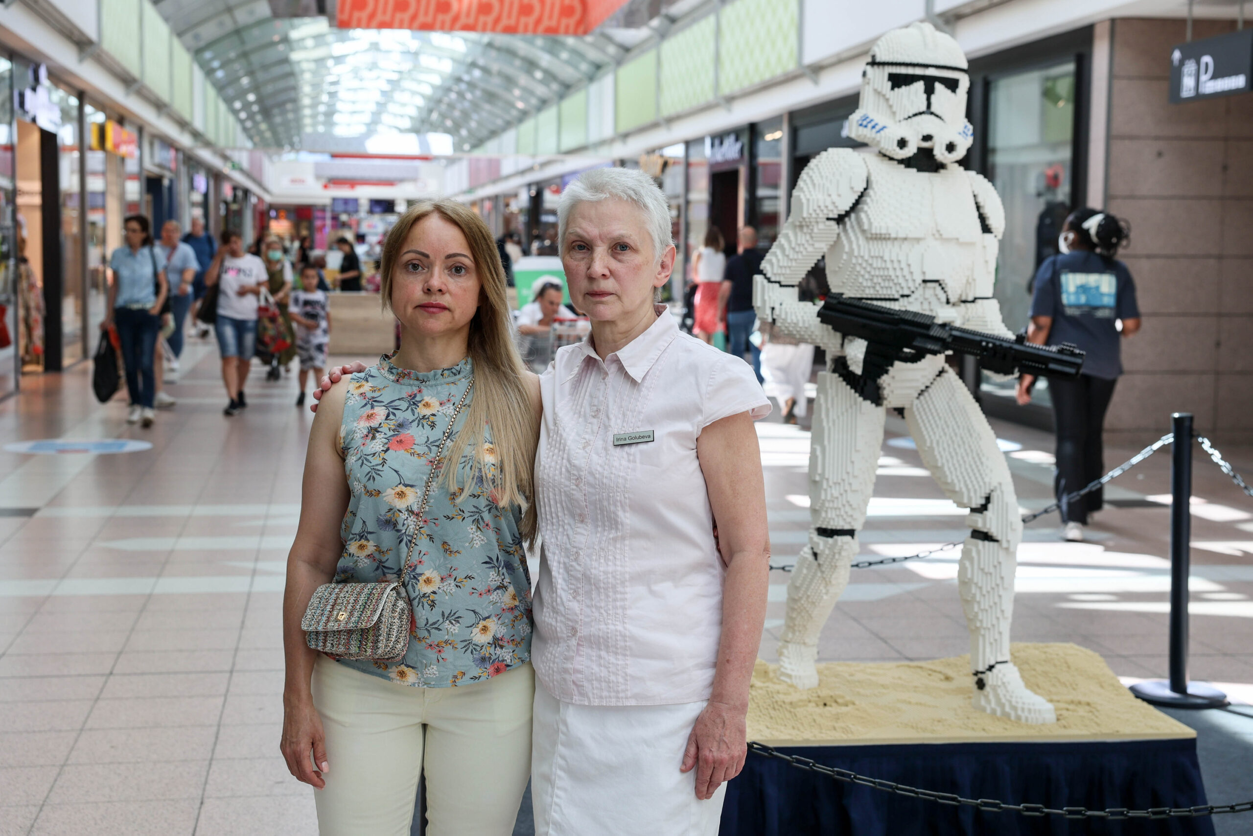 Frauenärztin Irina Golubeva (l) und Tatjana Martinova wollen, dass der Klonkrieger mit Waffe vor dem Praxis-Eingang verschwindet.