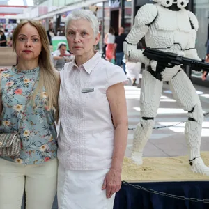 Frauenärztin Irina Golubeva (l) und Tatjana Martinova wollen, dass der Klonkrieger mit Waffe vor dem Praxis-Eingang verschwindet.