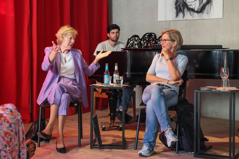 Dorothee Stapelfeldt (SPD) und Sylvia Sonnemann diskutieren beim MOPO Talk.