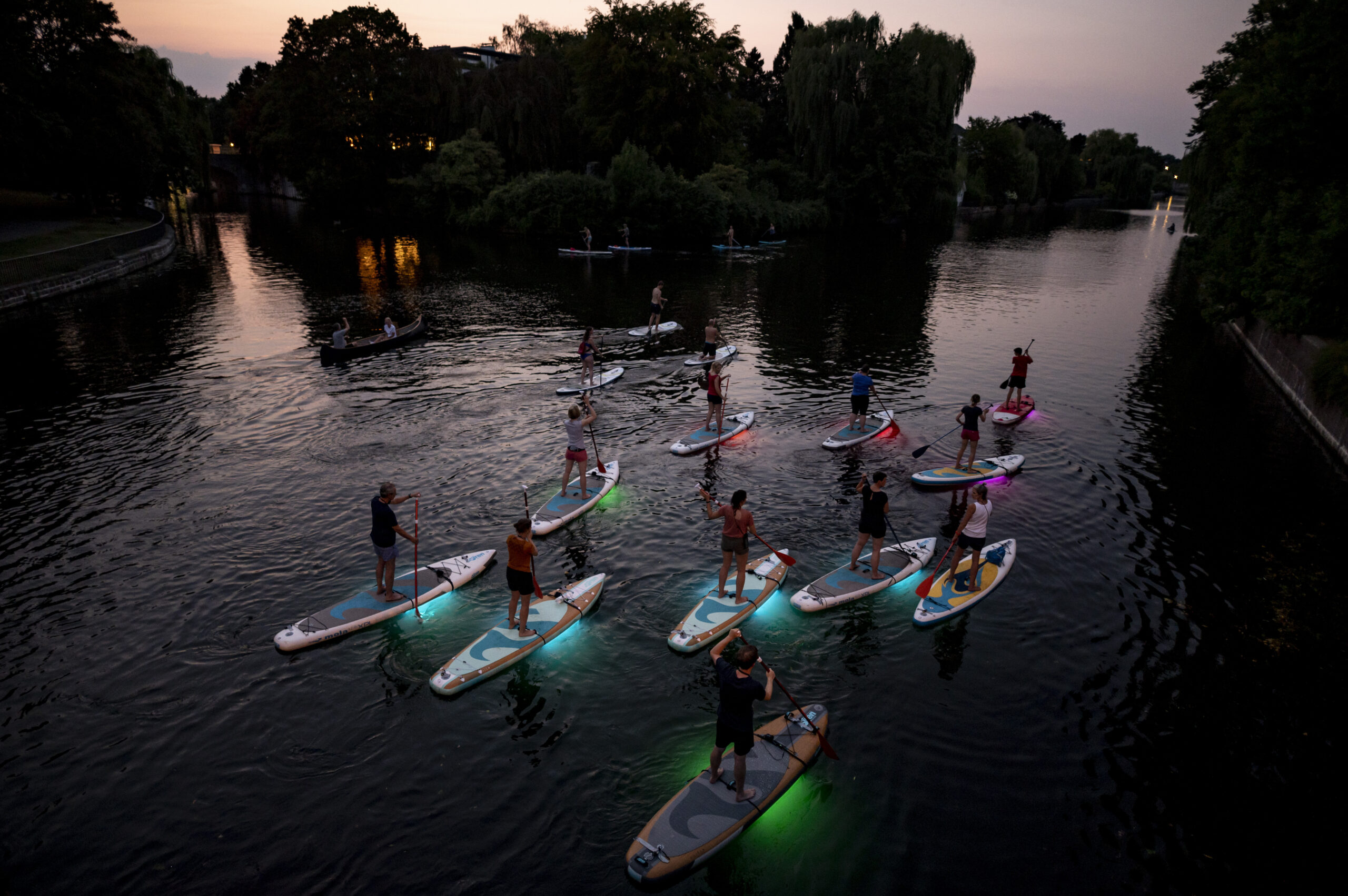 Paddler mit LED-SUPs auf einem Alsterfleet.