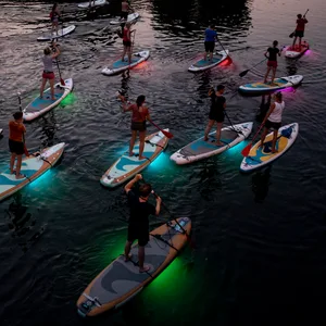 Paddler mit LED-SUPs auf einem Alsterfleet.