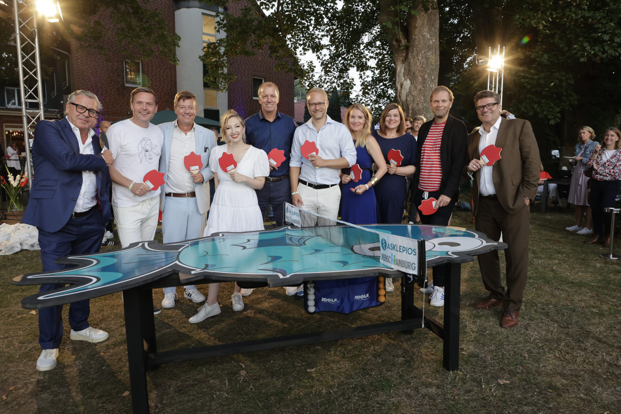 Beim „Gute Leude Sommerfest“ trafen sich einige Promis zur „Fischtennis“-Meisterschaft.